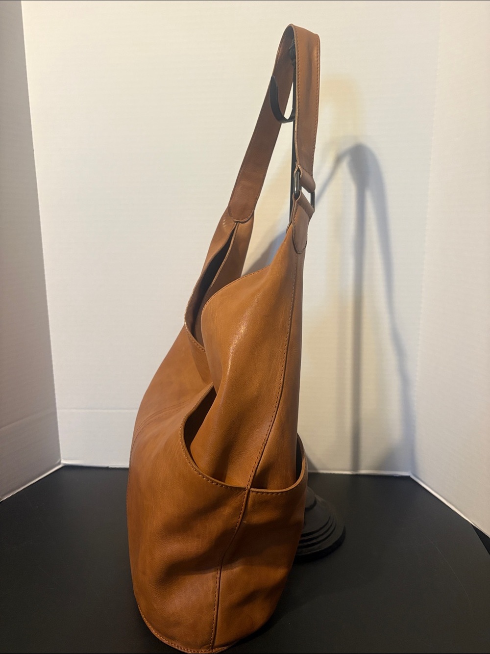 Everyday Leather Hobo Bag - Cognac - Picture 2 of 8